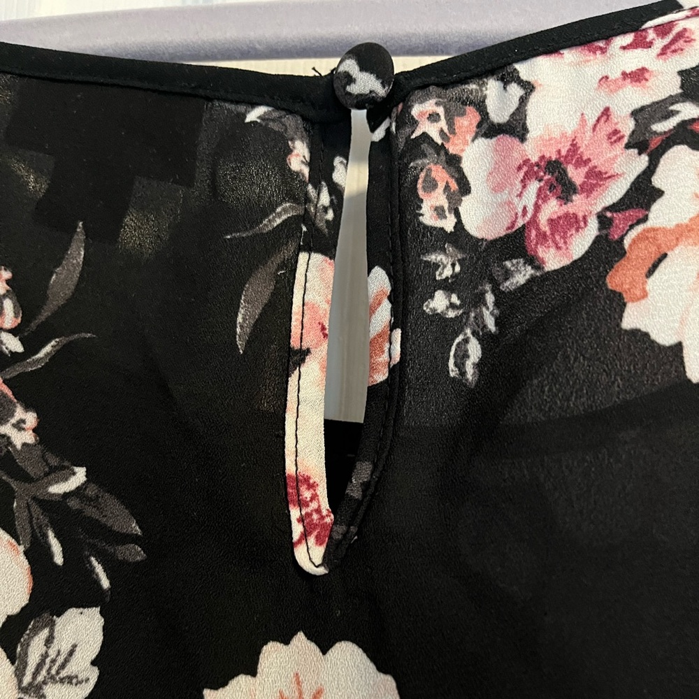 Torrid Black Floral Top Size 1 - Picture 5 of 6